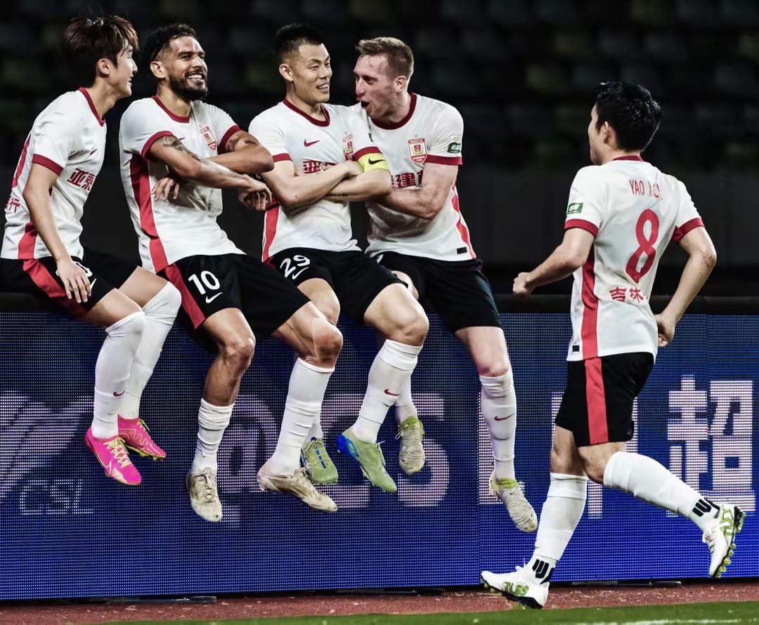 马赛队在客场艰难战胜对手，喜获三分的简单介绍