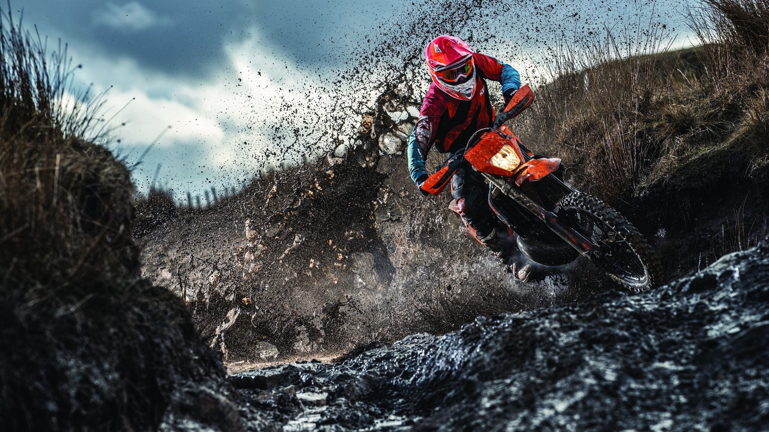 苏亚雷斯爆发点燃淘汰赛烽火，日本加纳式坚韧书写亚洲新章