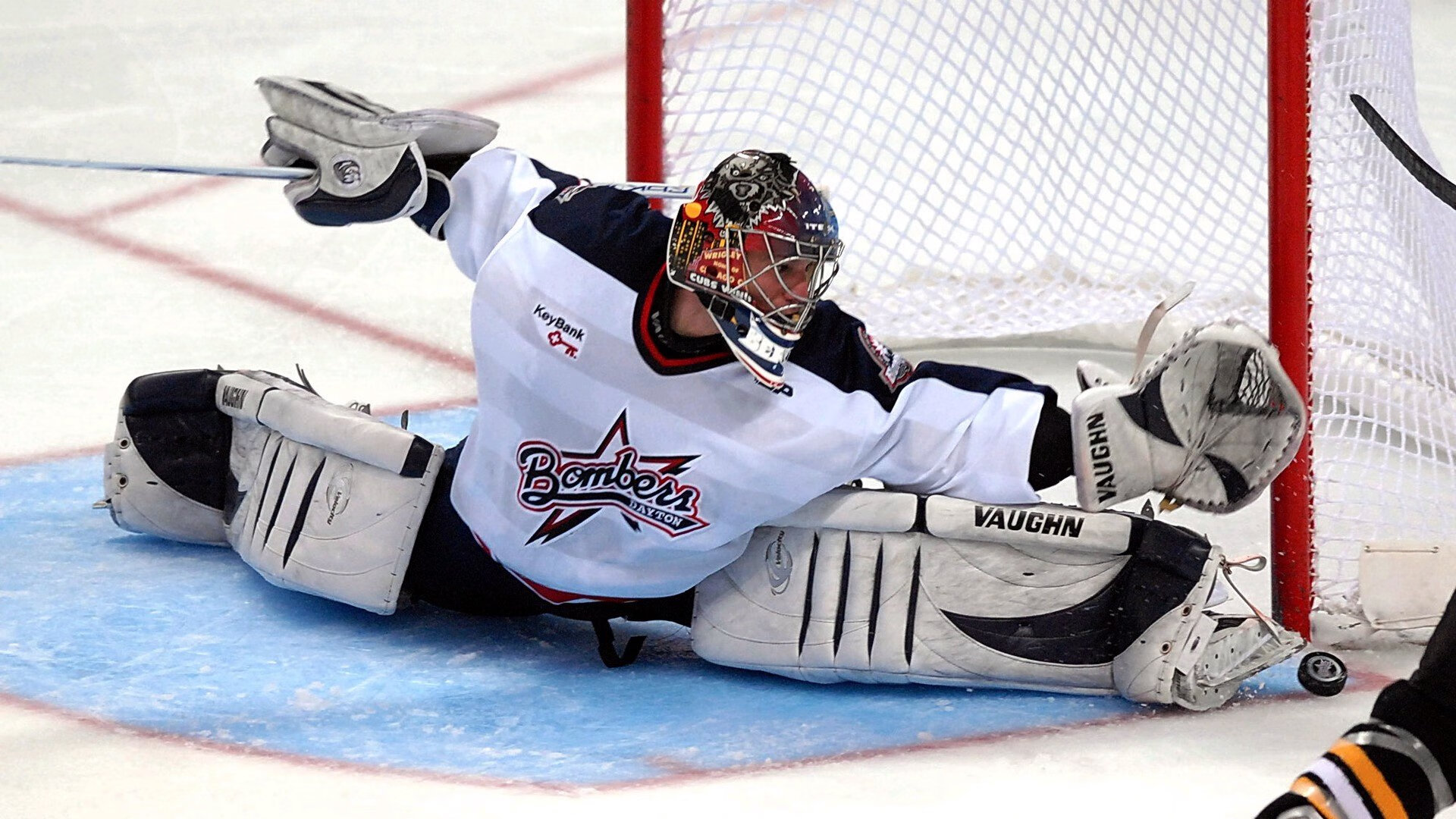 赛道上的双重奏鸣，哈斯逆袭的微光与维斯塔潘统治的洪流