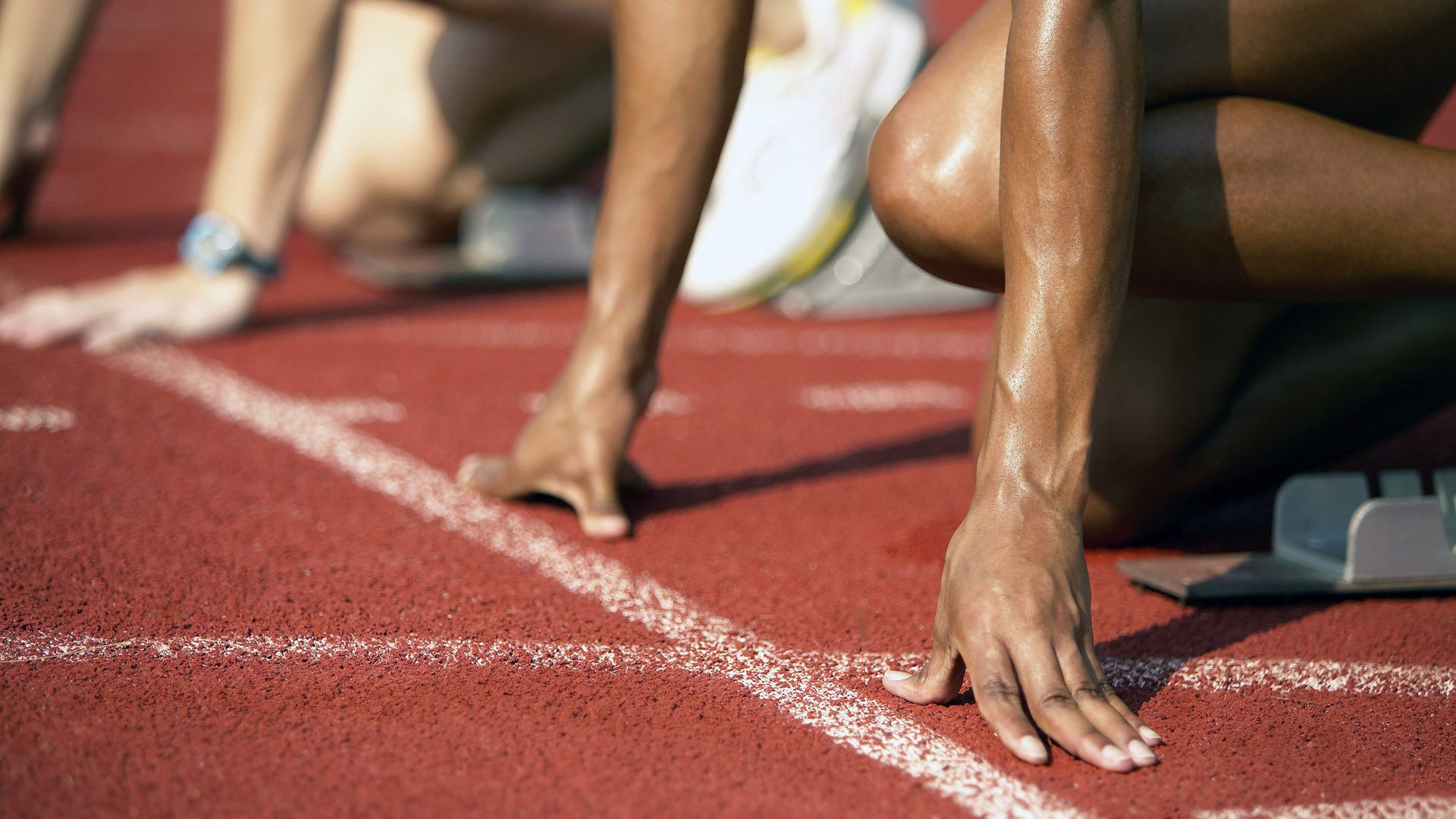 开云APP-赛道上的红与蓝，红牛二队鏖战哈斯，勒克莱尔一骑绝尘